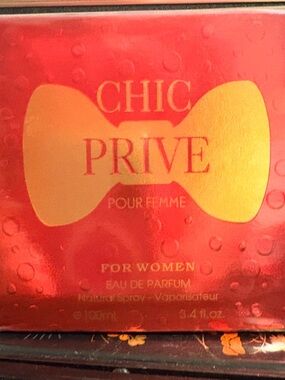 Pour Femme Setting Spray - Red